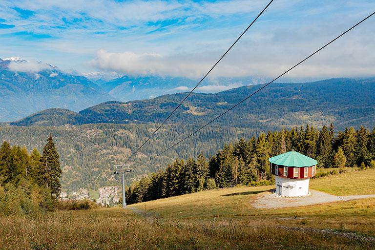 Skipiste am Tag ohne Flutlicht